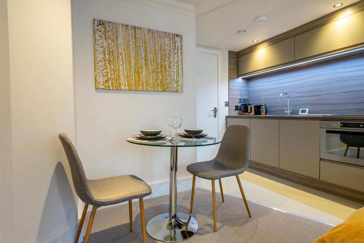 48 Cocoa Suites Йорк Экстерьер фото